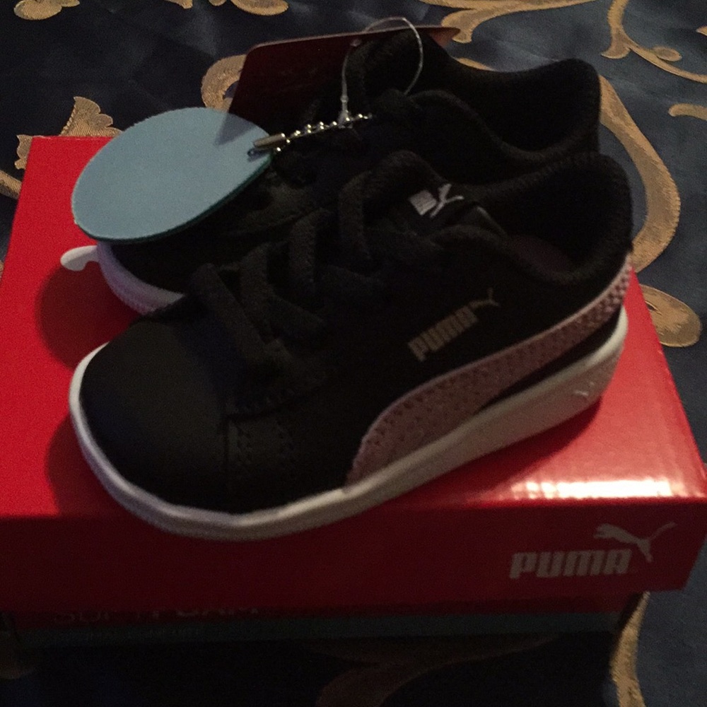 Kinder Fit Black Leather and Pink Glitter Pumas - Picture 2 of 7